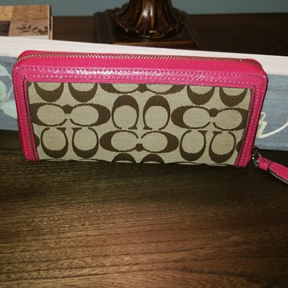NWOT Coach Signature Wallet with Strawberry charm - Picture 4 of 6